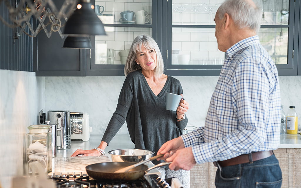 Älteres Paar steht in der Küche und kocht Älteres Paar steht in der Küche und kocht