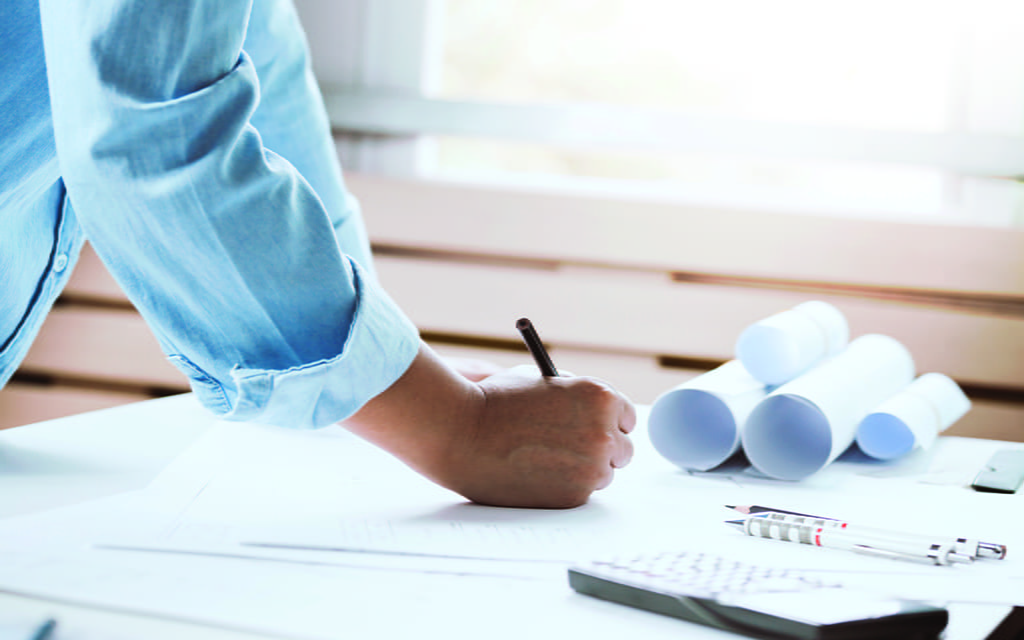 Mitarbeiter zeichnet einen Plan Mitarbeiter zeichnet einen Plan